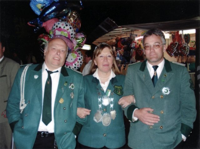 2008 Schützenkönigin Brigitte Langen und ihre 2 Helfer